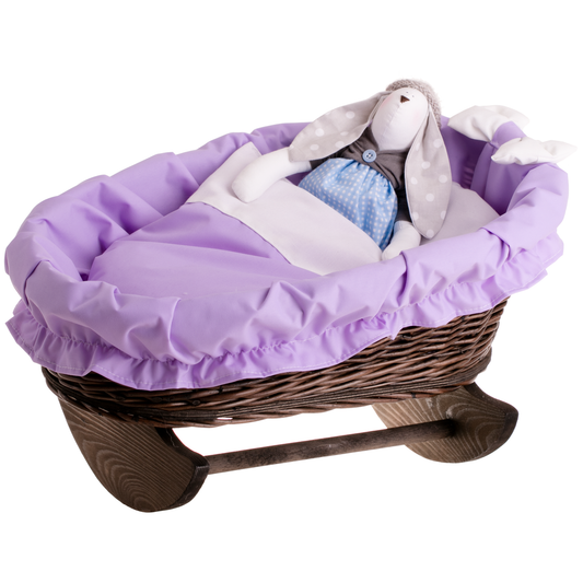 Mimi wiklinowy kosz‑kołyska dla lalek z fioletowym obszyciem, materacem, kołderką i poduszką, na drewnianych płozach TheWickerStories