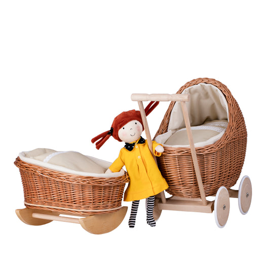 Lili wiklinowy wózek i kołyska dla lalek z beżowym obszyciem, kołderką i poduszką TheWickerStories