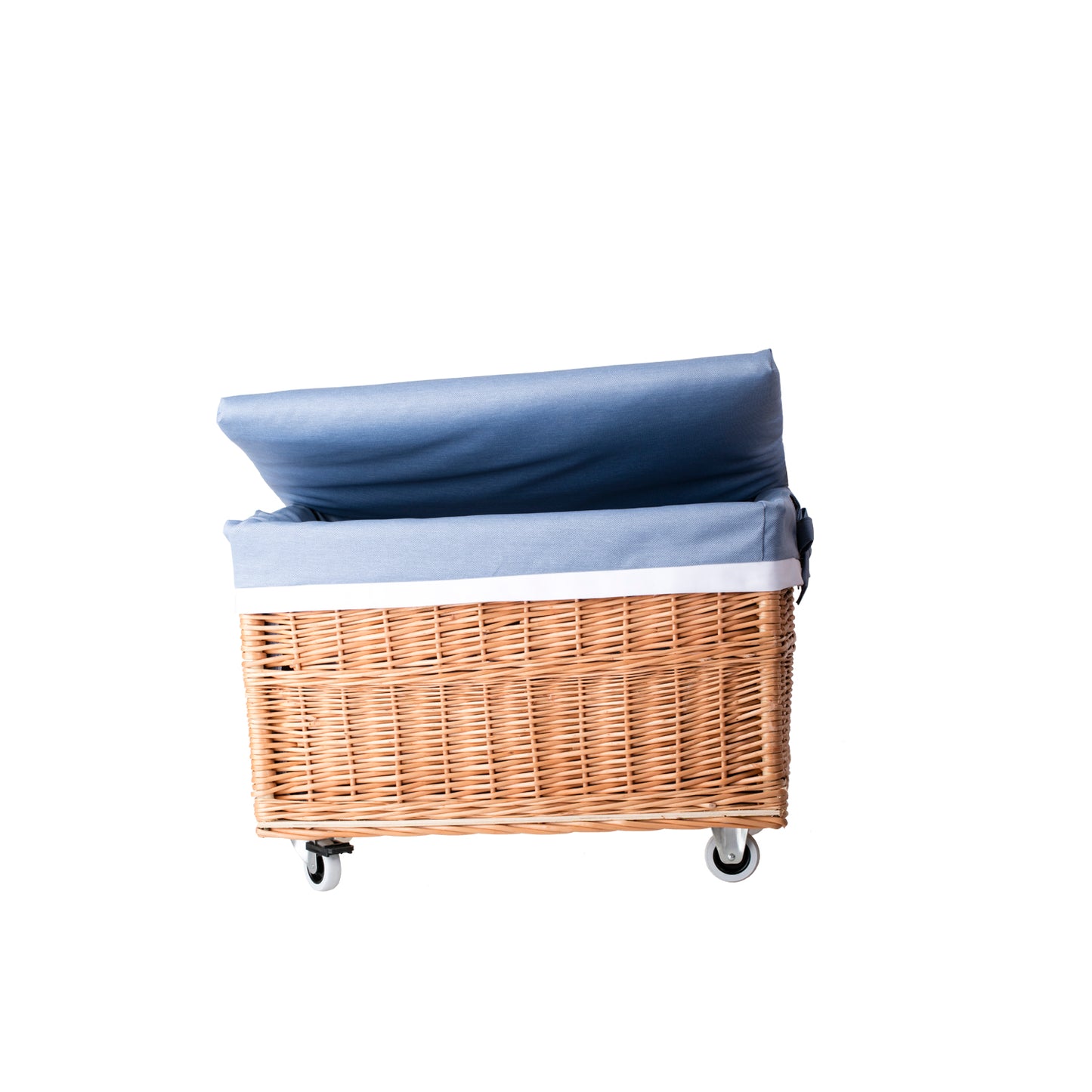 Cervus wiklinowy kosz z niebieskim obszyciem i kółkami TheWickerStories