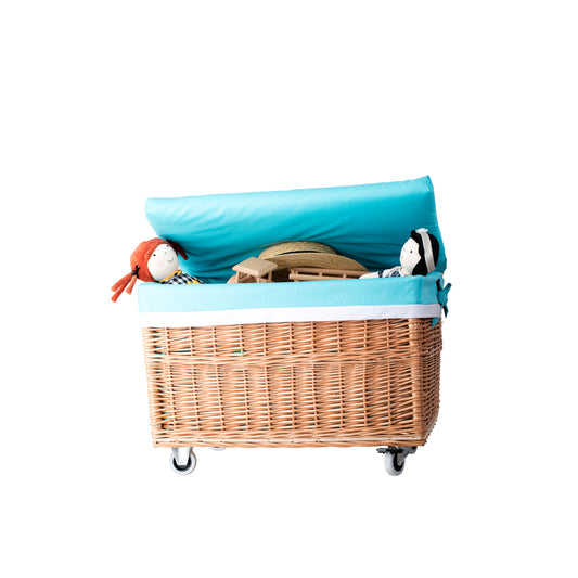 Cervus wiklinowy kosz z niebieskim obszyciem i kółkami TheWickerStories