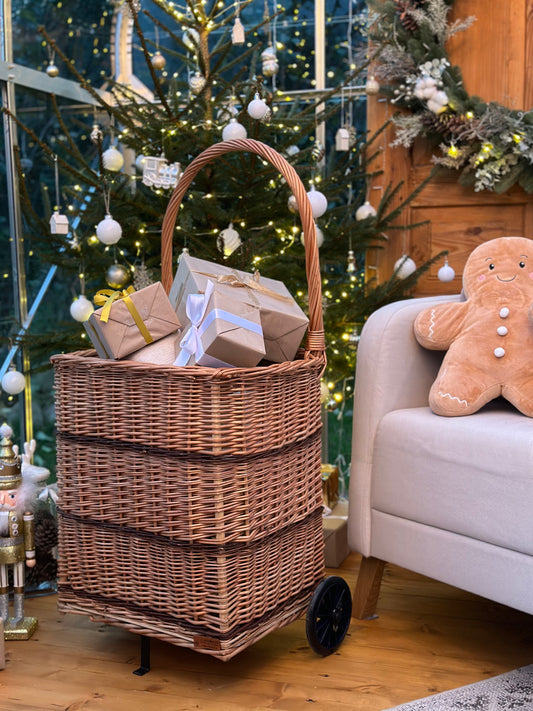 Solette wiklinowy kosz kominkowy z kółkami i rączką TheWickerStories