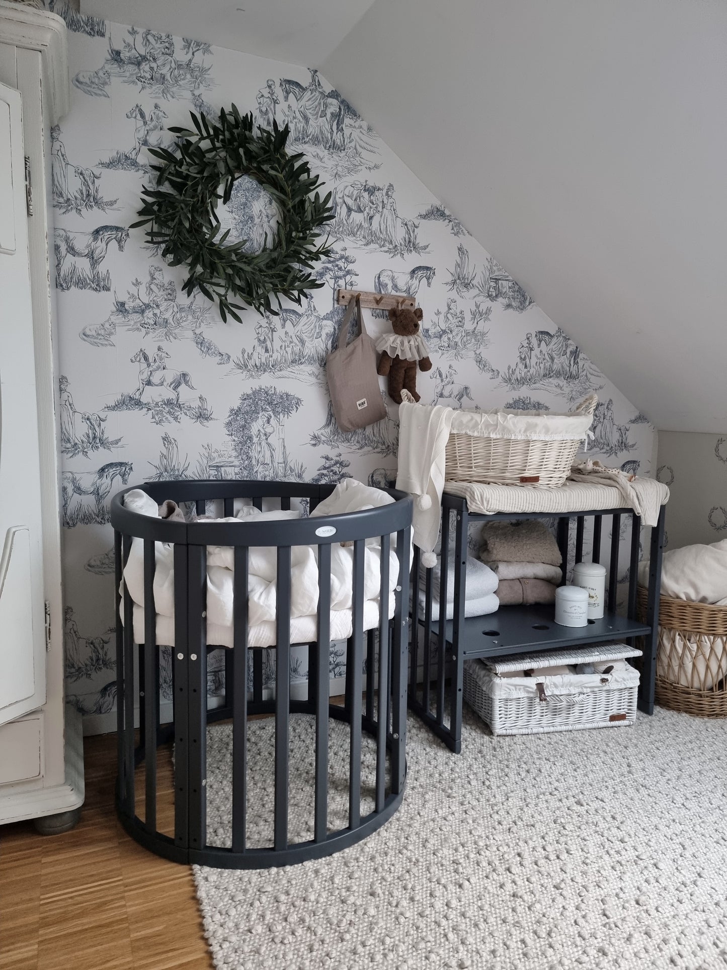 Milvus wiklinowy kosz z szarym obszyciem i uchwytami TheWickerStories