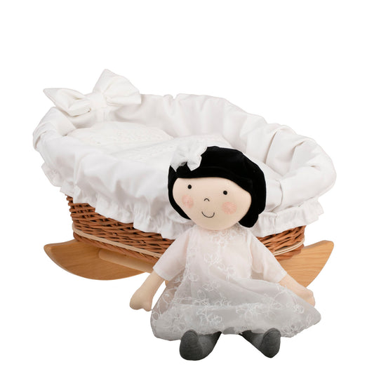 Mimi wiklinowa kołyska dla lalek z białym obszyciem, poduszką i kołderką TheWickerStories