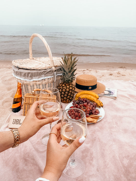 Kastalia wiklinowy koszyk piknikowy z beżowym obszyciem i wiekiem TheWickerStories