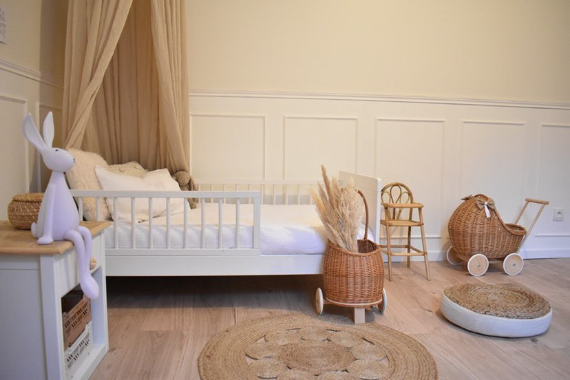 Luke wiklinowy wózek dla lalek i zabawek z błękitnym obszyciem, z rączką i drewnianymi kołami TheWickerStories