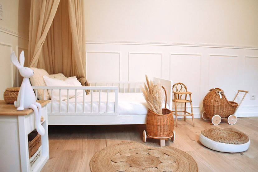 Luke wiklinowy wózek dla lalek z różowym obszyciem, z uchwytem i drewnianymi kołami TheWickerStories