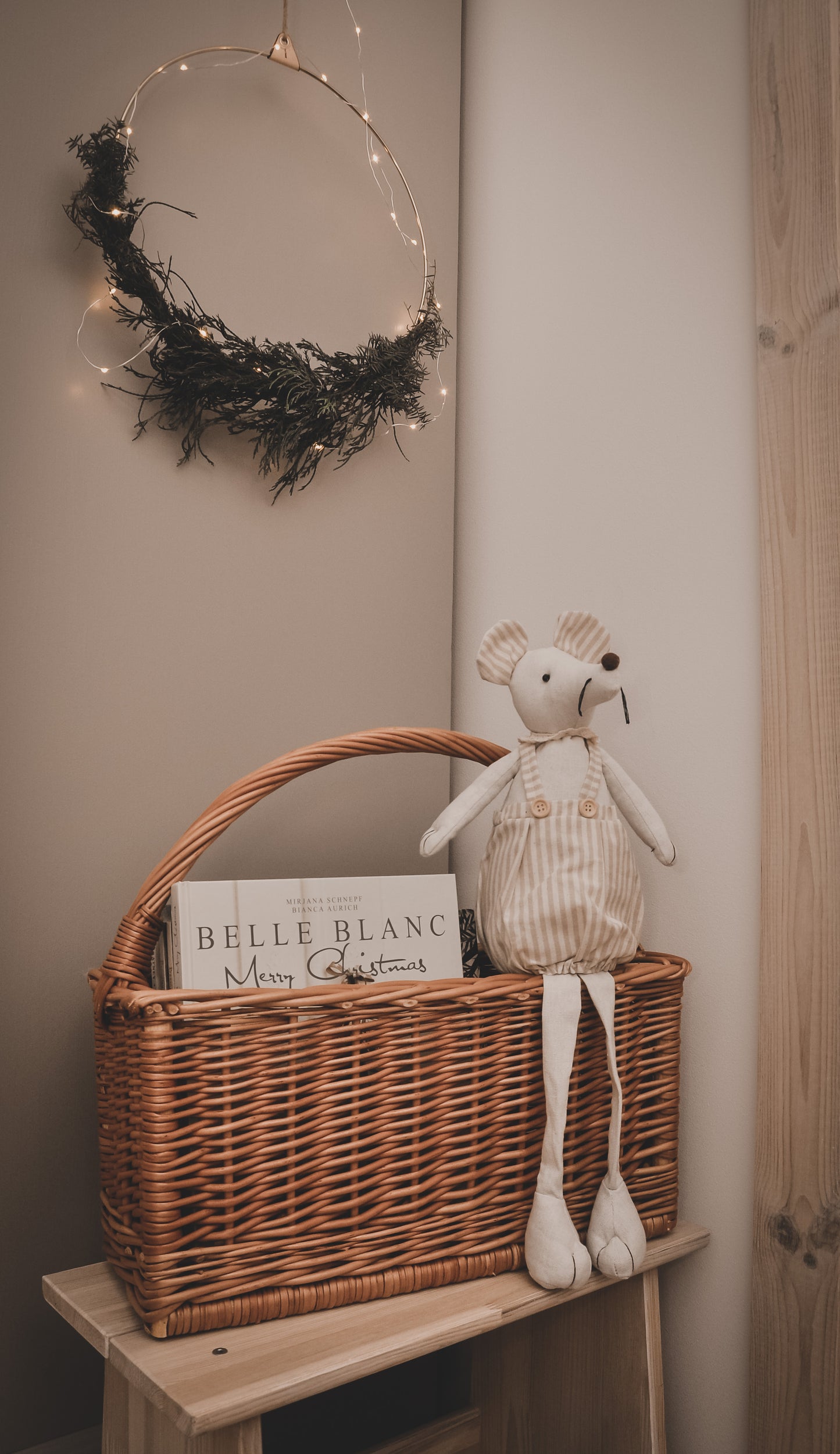 Gavis wiklinowy koszyk na czasopisma z rączką TheWickerStories