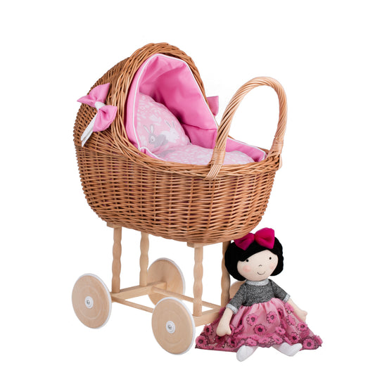 Lena wiklinowy wózek dla lalek z różowym obszyciem, kołderką i poduszką TheWickerStories