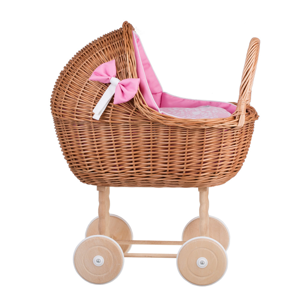 Lena wiklinowy wózek dla lalek z różowym obszyciem, kołderką i poduszką TheWickerStories
