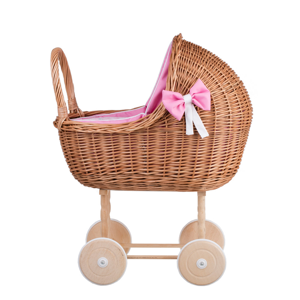 Lena wiklinowy wózek dla lalek z różowym obszyciem, kołderką i poduszką TheWickerStories