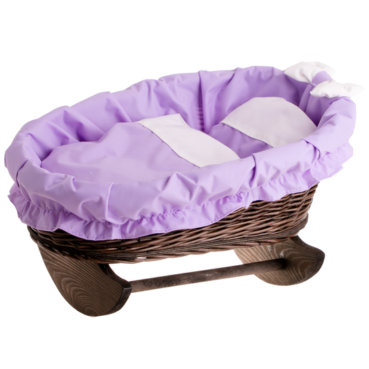 Mimi wiklinowy kosz‑kołyska dla lalek z fioletowym obszyciem, materacem, kołderką i poduszką, na drewnianych płozach TheWickerStories