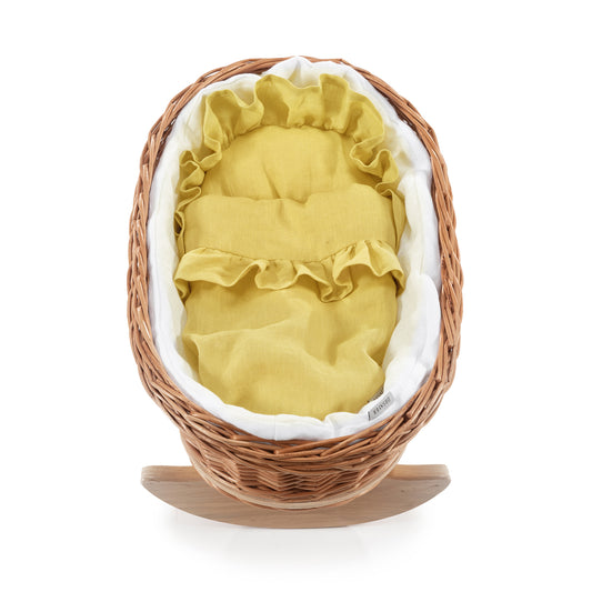 Mimi wiklinowa kołyska dla lalek z żółtym obszyciem, z poduszką i kołderką TheWickerStories