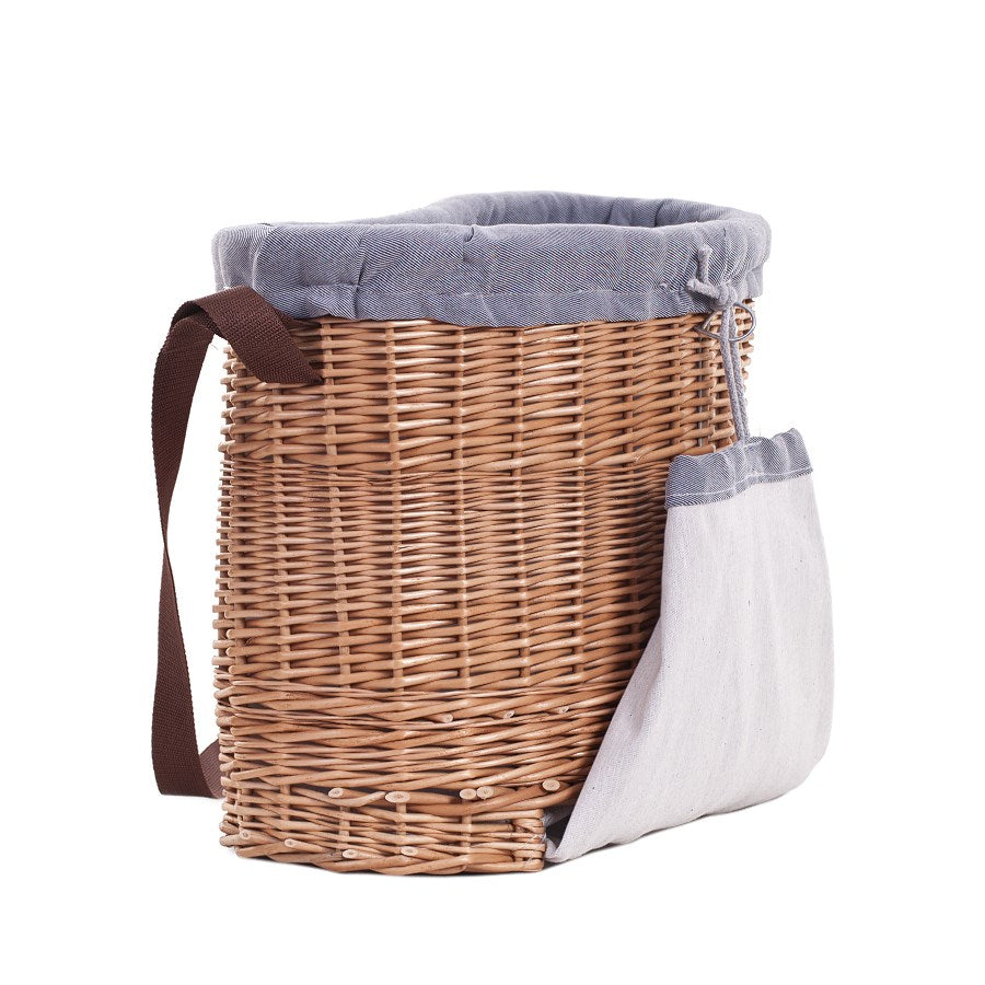 Saleria wiklinowy kosz ogrodowy na zbiory z szarym obszyciem, z paskiem na ramię i kieszenią TheWickerStories
