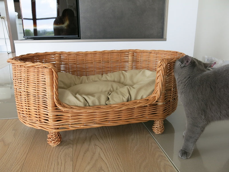 Esoria wiklinowe legowisko dla psa i kota z beżową poduszką TheWickerStories