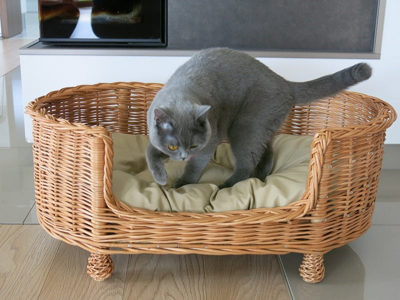 Esoria wiklinowe legowisko dla psa i kota z beżową poduszką TheWickerStories