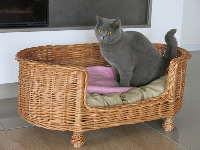 Esoria wiklinowe legowisko dla psa i kota z beżową poduszką TheWickerStories