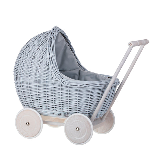 Lili wiklinowy wózek dla lalek z niebieskim obszyciem, kołderką i poduszką TheWickerStories