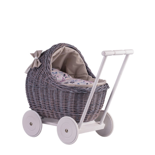 Lili wiklinowy wózek dla lalek z beżowym obszyciem, kołderką i poduszką TheWickerStories