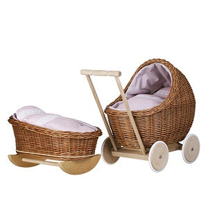 Lili wiklinowy wózek i kołyska dla lalek z różowym obszyciem, kołderką i poduszką TheWickerStories