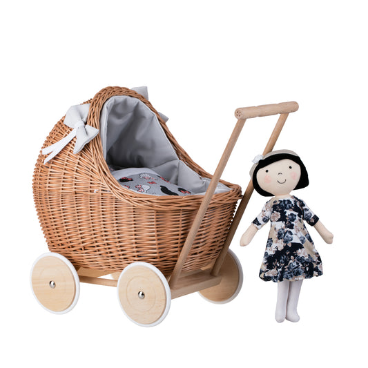 Lili wiklinowy wózek dla lalek z szarym obszyciem, kołderką i poduszką TheWickerStories