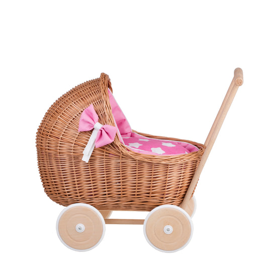 Lili wiklinowy wózek dla lalek z różowym obszyciem, kołderką i poduszką TheWickerStories