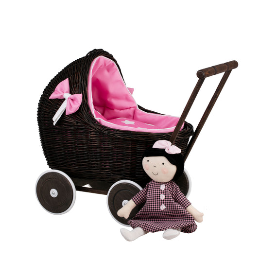 Lili wiklinowy wózek dla lalek z różowym obszyciem, kołderką i poduszką TheWickerStories