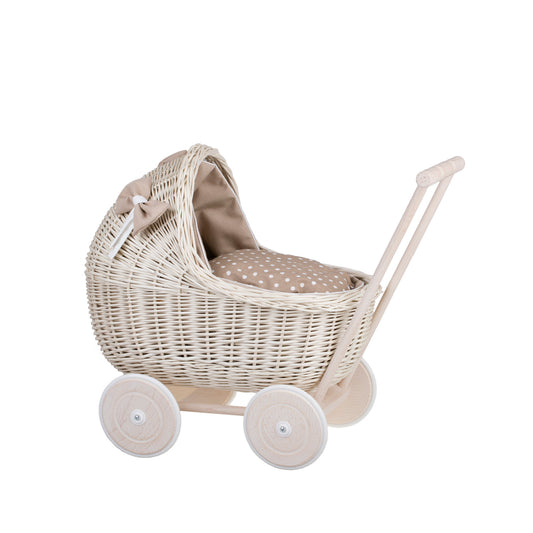 Lili wiklinowy wózek dla lalek z beżowym obszyciem, kołderką i poduszką TheWickerStories
