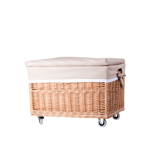 Cervus wiklinowy kosz z beżowym obszyciem i kółkami TheWickerStories
