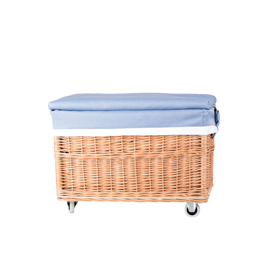 Cervus wiklinowy kosz z niebieskim obszyciem i kółkami TheWickerStories