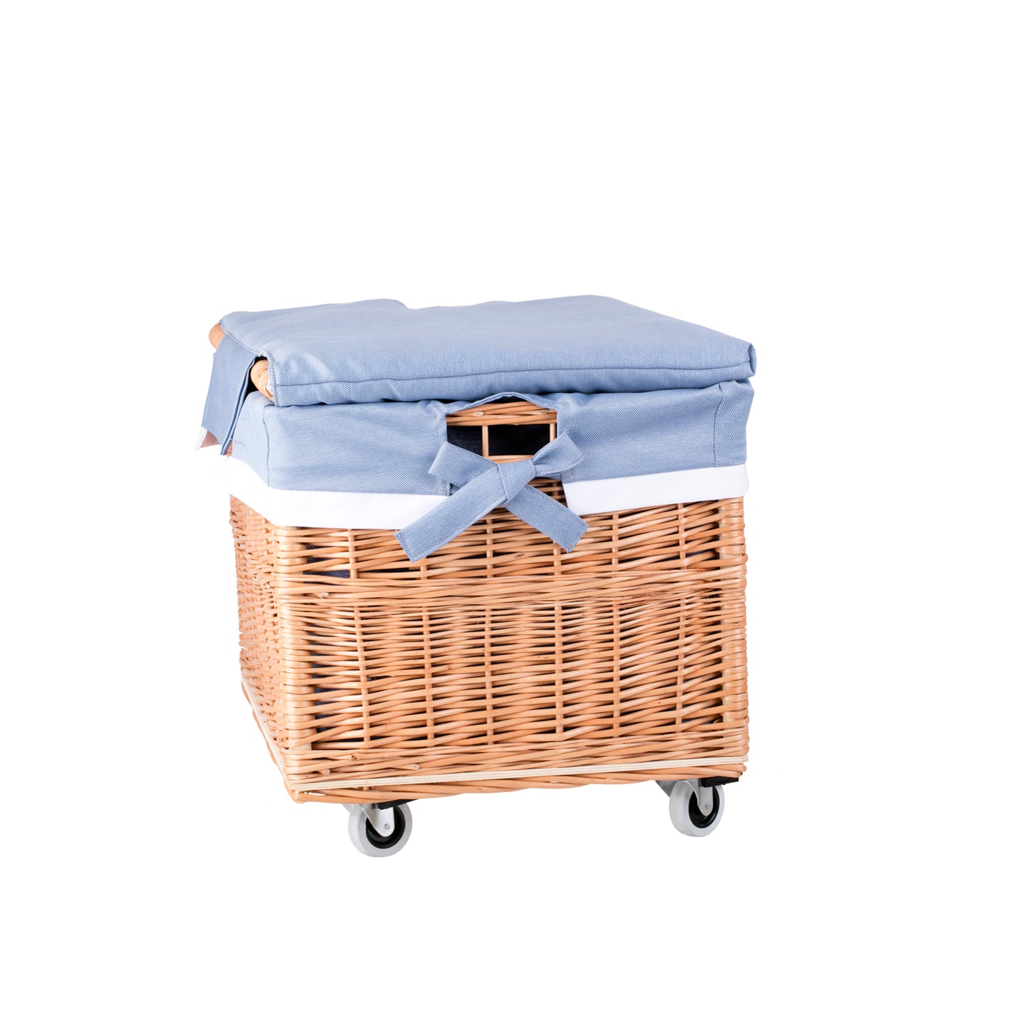 Cervus wiklinowy kosz z niebieskim obszyciem i kółkami TheWickerStories