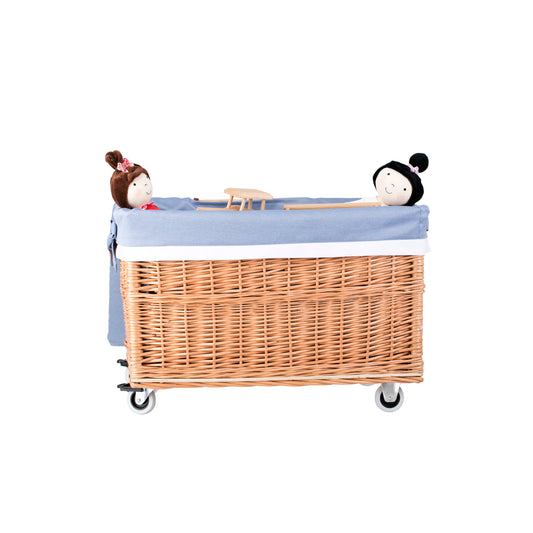 Cervus wiklinowy kosz z niebieskim obszyciem i kółkami TheWickerStories