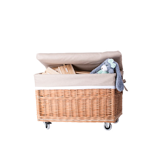 Cervus wiklinowy kosz z beżowym obszyciem i kółkami TheWickerStories
