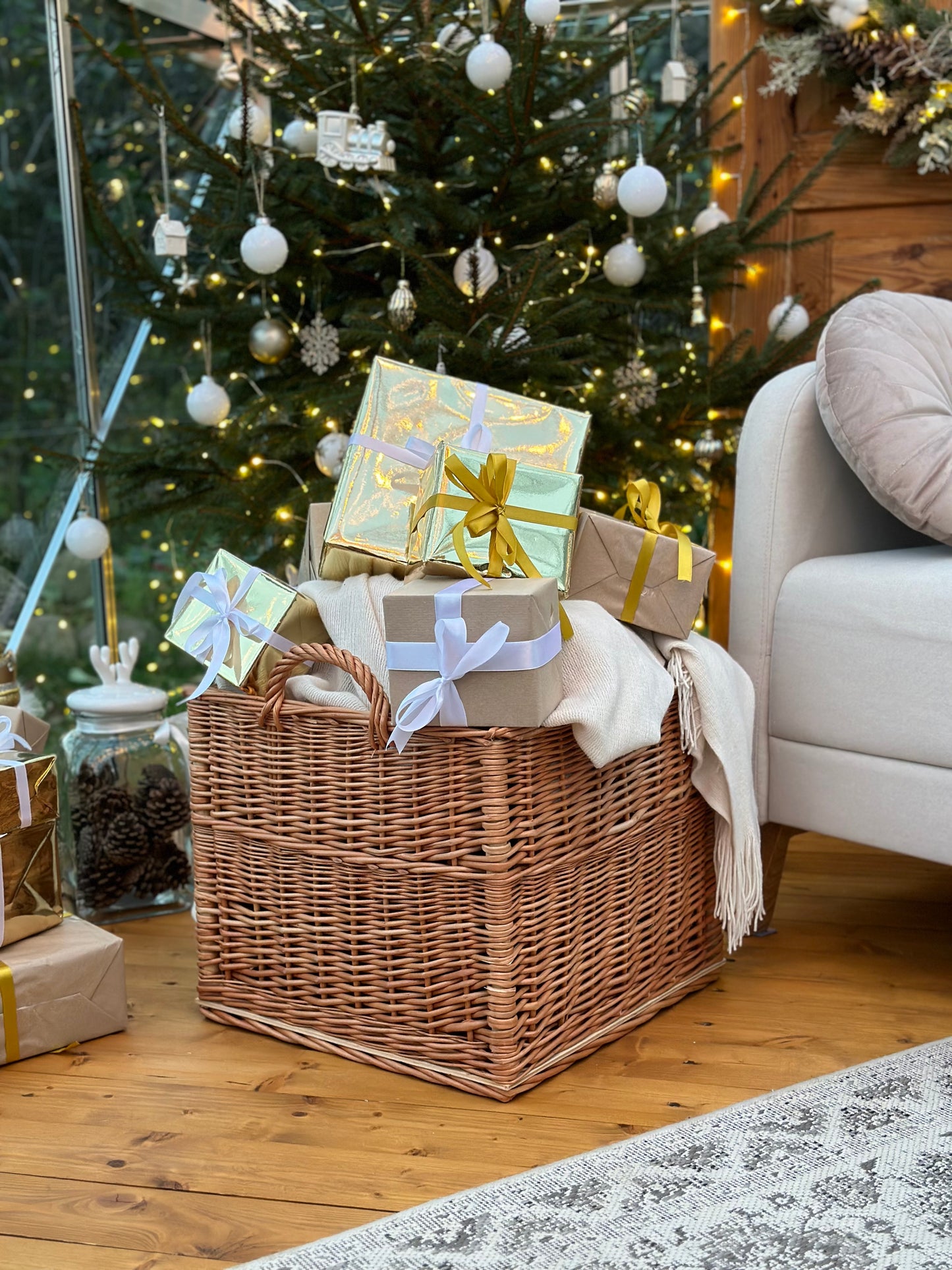 Nova wiklinowy kosz na drewno kominkowe z uchwytami TheWickerStories