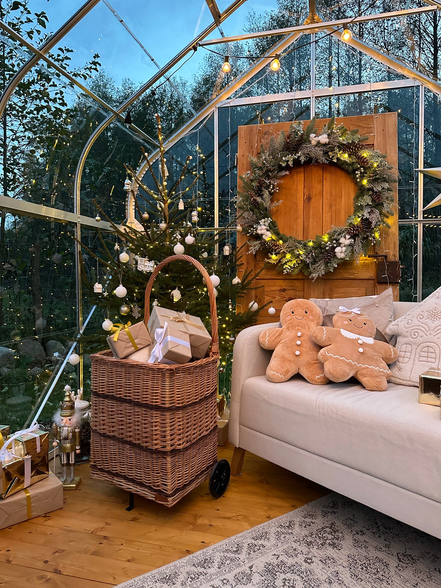 Solette wiklinowy kosz kominkowy z kółkami i rączką TheWickerStories