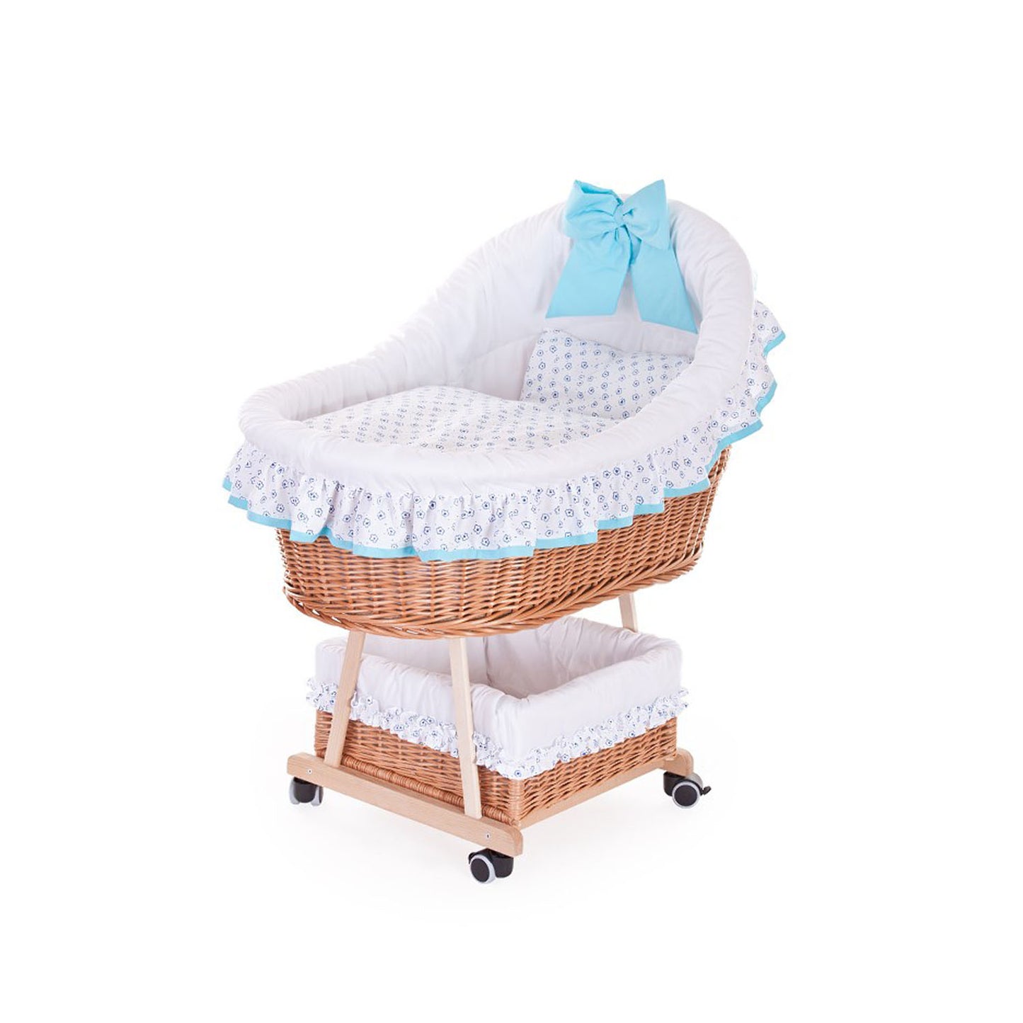 Papilio wiklinowy wózek dla niemowląt z białym obszyciem i błękitnymi dodatkami, z półdaszkiem, kołderką i poduszką, na kółkach z hamulcem TheWickerStories