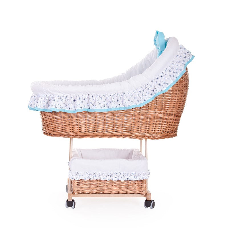Papilio wiklinowy wózek dla niemowląt z białym obszyciem i błękitnymi dodatkami, z półdaszkiem, kołderką i poduszką, na kółkach z hamulcem TheWickerStories