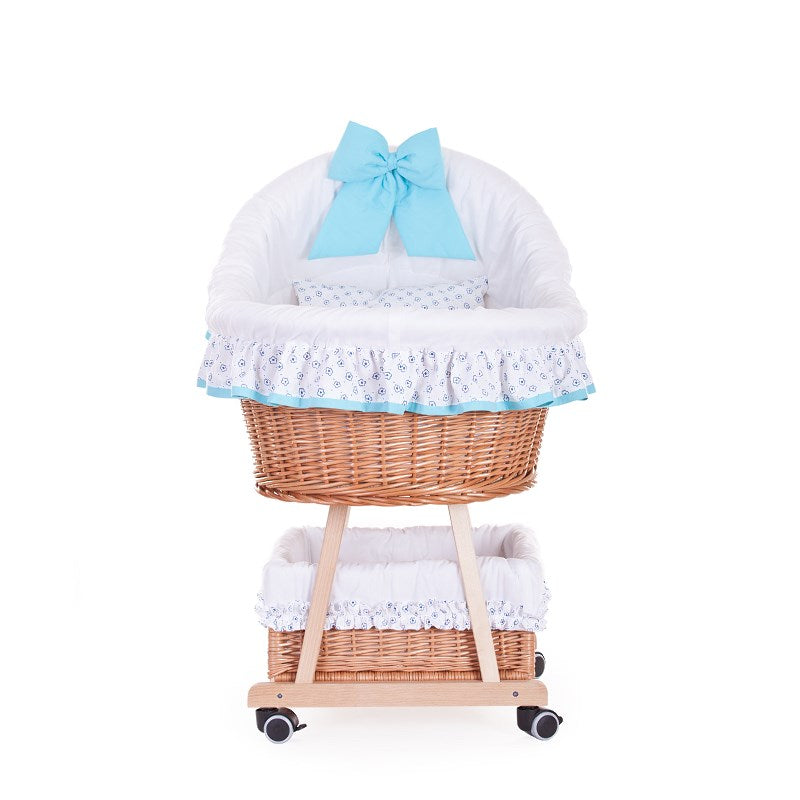 Papilio wiklinowy wózek dla niemowląt z białym obszyciem i błękitnymi dodatkami, z półdaszkiem, kołderką i poduszką, na kółkach z hamulcem TheWickerStories