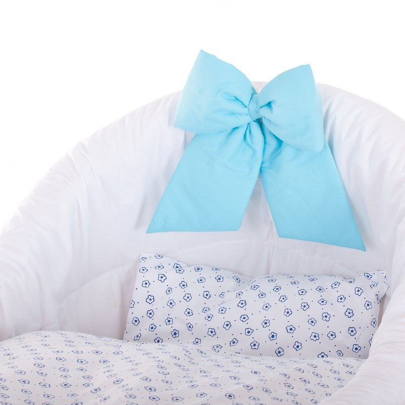 Papilio wiklinowy wózek dla niemowląt z białym obszyciem i błękitnymi dodatkami, z półdaszkiem, kołderką i poduszką, na kółkach z hamulcem TheWickerStories