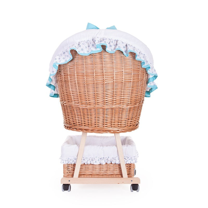 Papilio wiklinowy wózek dla niemowląt z białym obszyciem i błękitnymi dodatkami, z półdaszkiem, kołderką i poduszką, na kółkach z hamulcem TheWickerStories