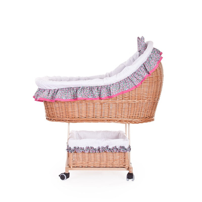 Papilio wiklinowy wózek dla niemowląt z białym obszyciem, kołderką i poduszką, na kółkach z dolnym koszem TheWickerStories