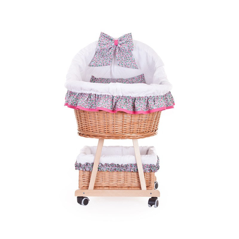 Papilio wiklinowy wózek dla niemowląt z białym obszyciem, kołderką i poduszką, na kółkach z dolnym koszem TheWickerStories