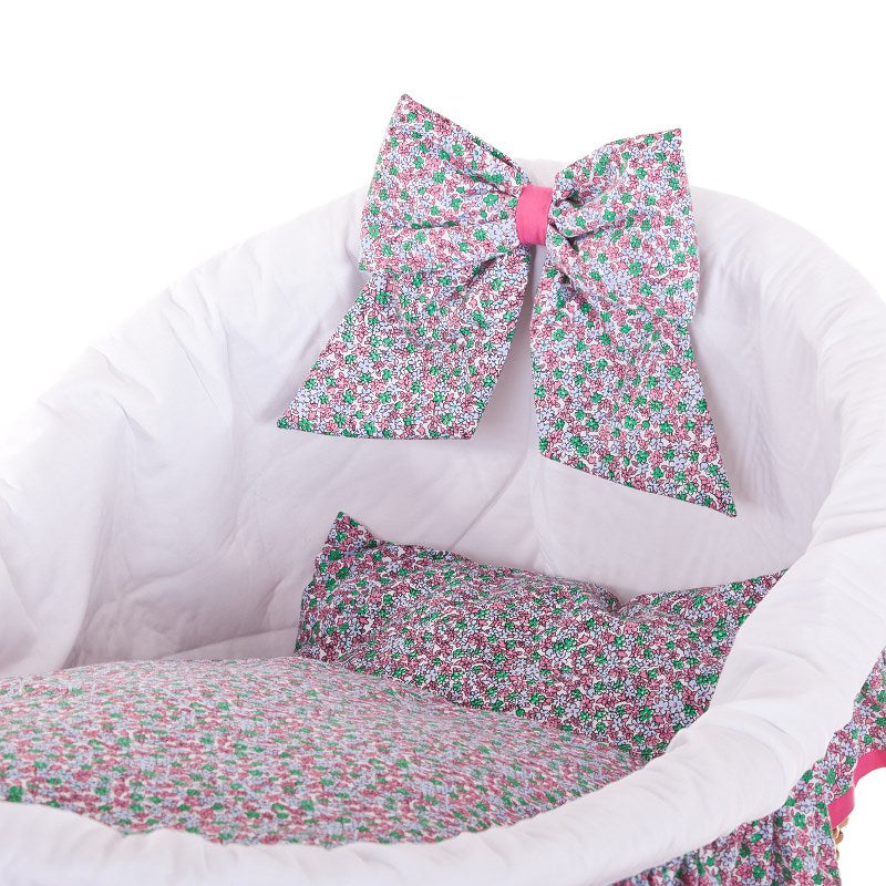 Papilio wiklinowy wózek dla niemowląt z białym obszyciem, kołderką i poduszką, na kółkach z dolnym koszem TheWickerStories