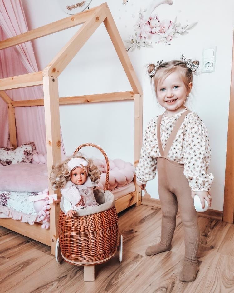 Luke wiklinowy wózek dla lalek z niebieskim obszyciem, drewnianymi kołami i uchwytem TheWickerStories