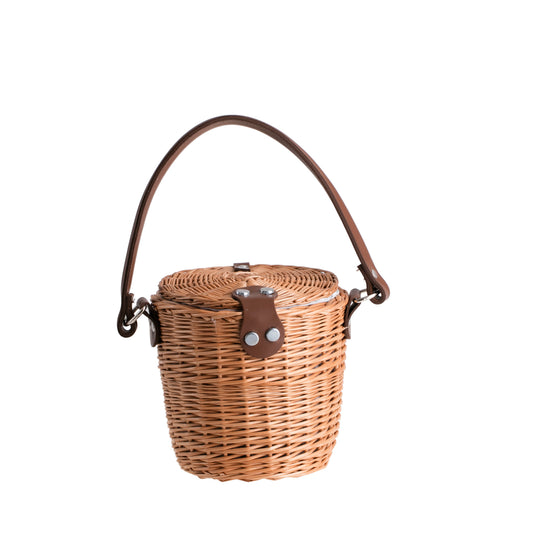 Rivora wiklinowy koszyk na ramię z materiałowym obszyciem, z pokrywą i skórzanym paskiem TheWickerStories