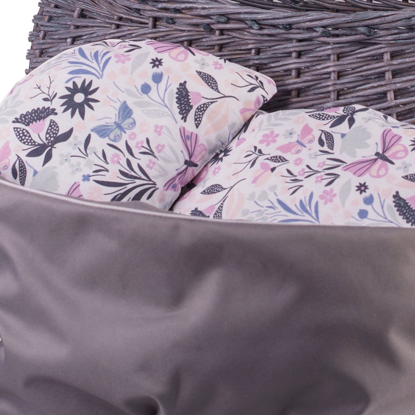 Luke wiklinowy wózek pchacz z szarym obszyciem i poduszką TheWickerStories