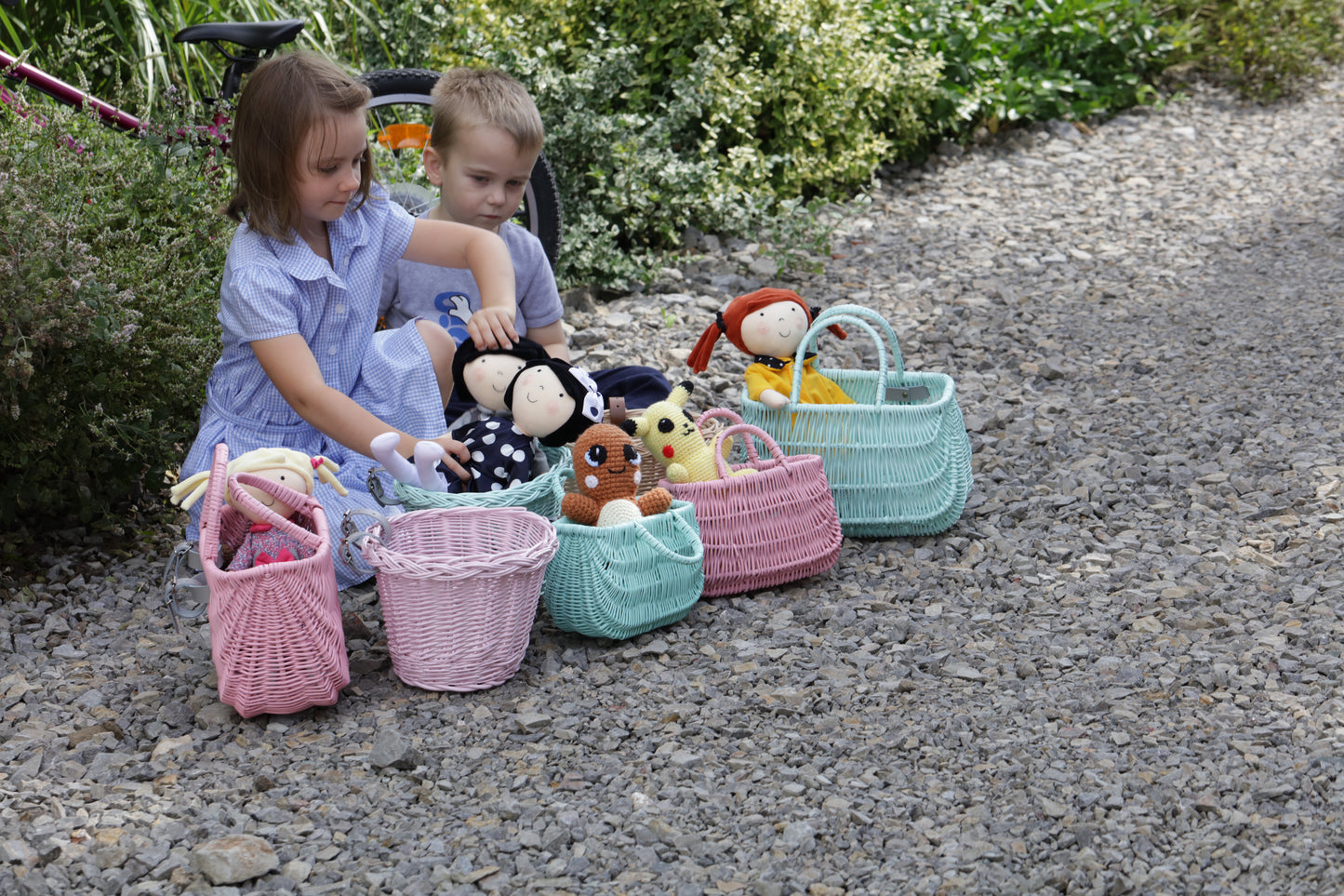 Paulus wiklinowy koszyczek rowerowy z paskami TheWickerStories