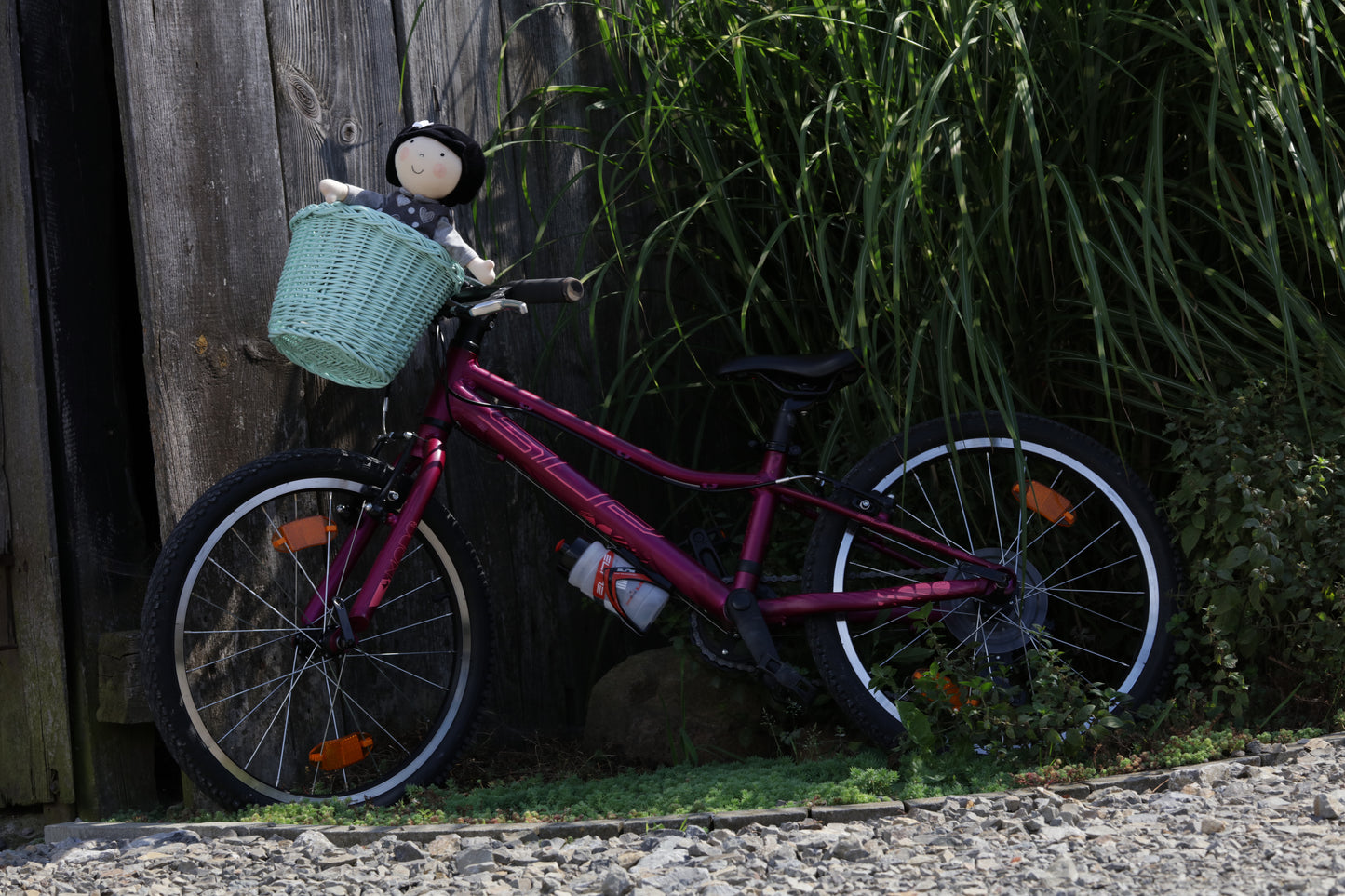 Paulus wiklinowy koszyczek rowerowy z paskami TheWickerStories