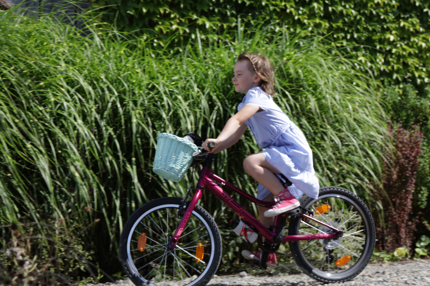 Paulus wiklinowy koszyczek rowerowy z paskami TheWickerStories
