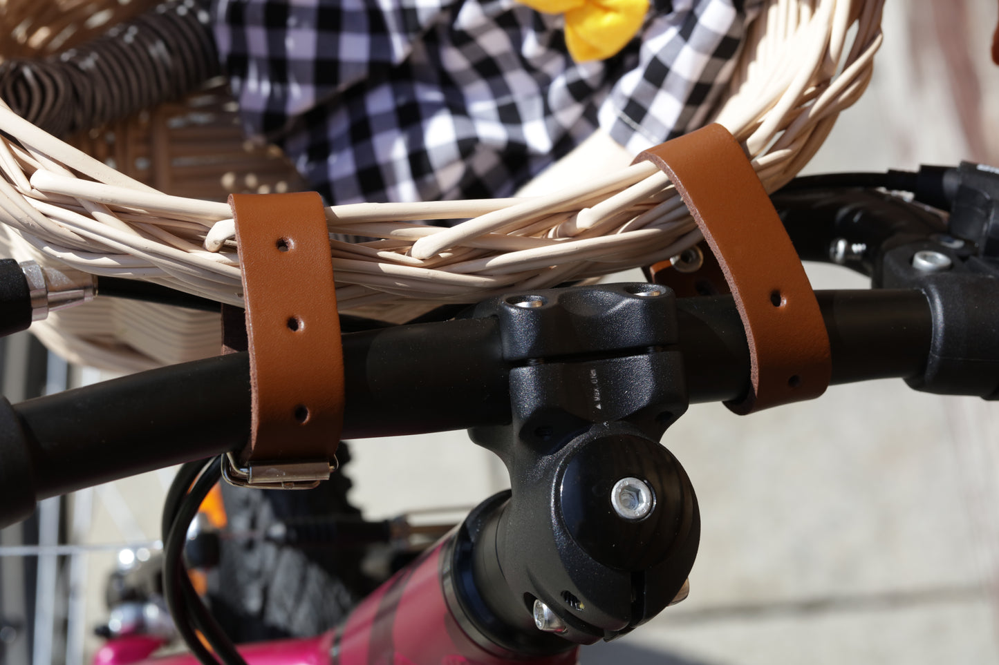 Paulus wiklinowy koszyczek rowerowy z paskami TheWickerStories