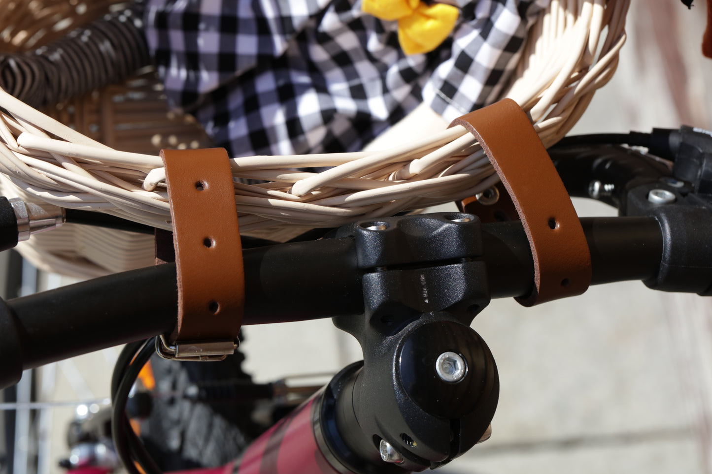 Paulus wiklinowy koszyczek rowerowy z paskami TheWickerStories